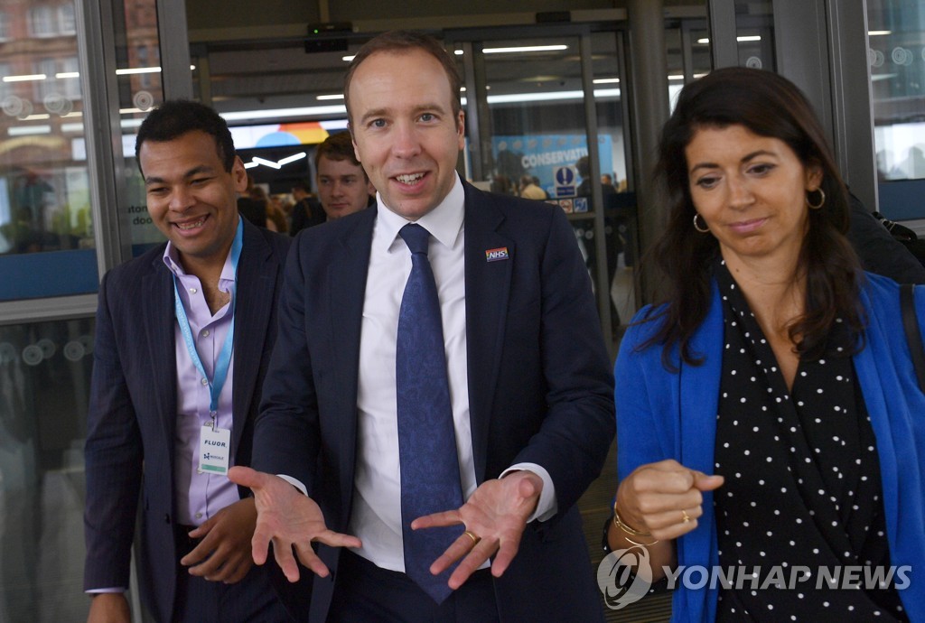 맷 행콕 영국 보건장관과 지나 콜러댄젤로[EPA=연합뉴스 자료사진]