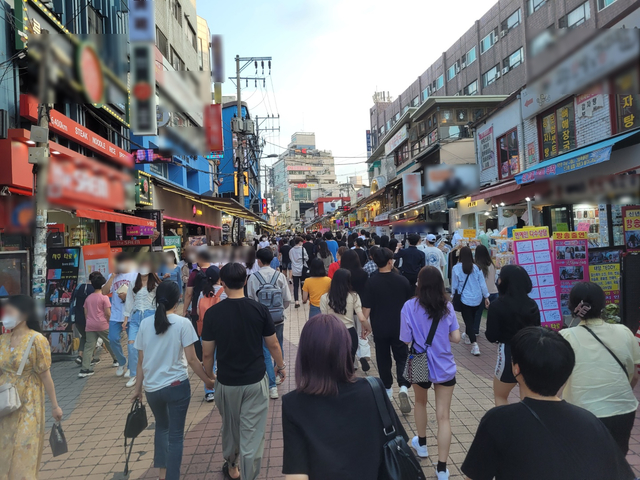 [서울=뉴시스]26일 오후 6시께서울 마포구 홍대 거리가 인파로 혼잡한 모습. 2021. 6. 26