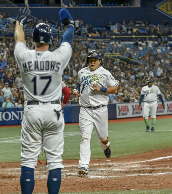 탬파베이 레이스의 최지만(오른쪽)이 27일 오전(한국시간) 플로리다주 세인트피터즈버그 트로피카나필드에서 열린 LA 에인절스와의 홈경기에 5번 1루수로 선발 출전해 7회 득점을 올리고 있다. AP뉴시스