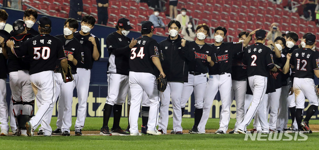 [서울=뉴시스]2021 프로야구 KBO 리그‘ kt 위즈와 LG 트윈스의 경기가 열린 1일 오후 서울 잠실야구장에서 9회말 8대1로 승리한 kt 위즈 선수들이 서로를 격려하고 있다.  2021.06.01.