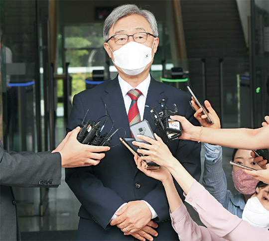 최재형 감사원장이 28일 오전 서울 종로구 감사원으로 출근하며 취재진에게 감사원장 사퇴 등 자신의 거취와 관련한 입장을 밝히고 있다. 최 원장은 태극기 마크가 새겨진 마스크를 착용했다.    김선규 기자