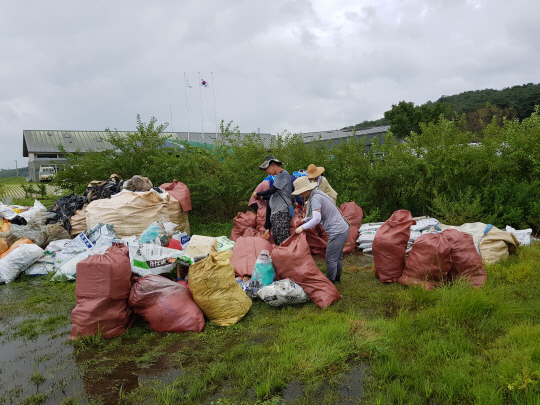 농림축산식품부는 농업·농촌에서의 지속적인 영농활동을 위해 환경보전 프로그램을 2019년부터 마을 공동체 단위로 시행하고 있다. 사진은 최근 충남 홍성군 주민들이 공동으로 농경지 주변의 농업 폐기물을 수거하고 있는 모습. 농림축산식품부 제공