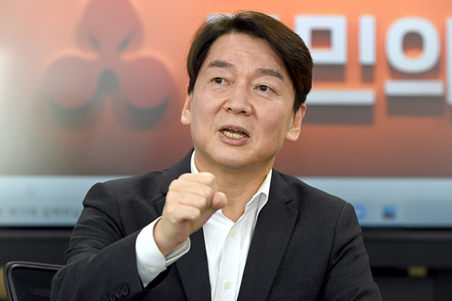 안철수 국민의당 대표는 20대 대통령선거가 열리는 2022년 제도 정치권에 발을 디딘 지 10년이 된다. 안 대표는 내년 대선 승리를 위해서는 중도와 합리적 진보를 아우르는 대통합이 필요하다고 강조해 왔다.  자료사진