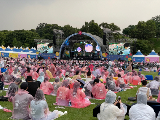 야외 음악 축제인 ‘뷰티풀 민트 라이프 2021’이 신종 코로나바이러스 감염증(코로나19)을 뚫고 26∼27일 서울 송파구 방이동 올림픽공원 케이스포돔 앞 88잔디마당에서 하루 약 4000명의 관객이 참석한 가운데 대면으로 열렸다. 27일 오후 늦게 소나기까지 뿌렸지만 관객들은 우의를 입은 채 끝까지 공연장의 열기를 즐겼다.