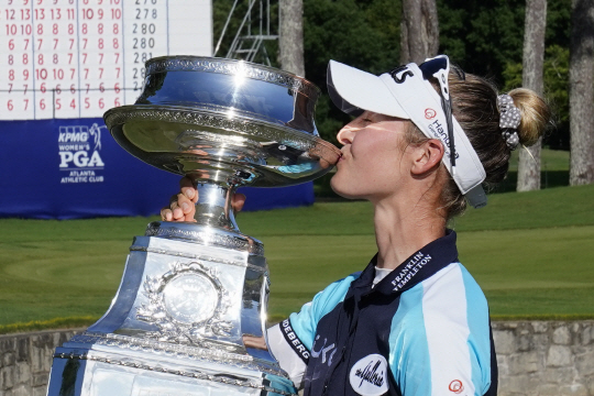 미국의 넬리 코르다가 28일 오전(한국시간) LPGA투어 KPMG 여자PGA챔피언십에서 우승한 뒤 트로피에 입을 맞추고 있다.  AP연합뉴스