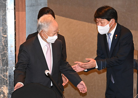 안경덕(오른쪽) 고용노동부 장관이 28일 오전 서울 중구 롯데호텔에서 청년실업 해결 방안으로 기업 공채 확대를 요청하기 위해 마련한 30대 기업 최고인사책임자(CHO) 간담회에 참석한 손경식 한국경영자총협회 회장을 맞으면서 인사를 건네고 있다.  김호웅 기자