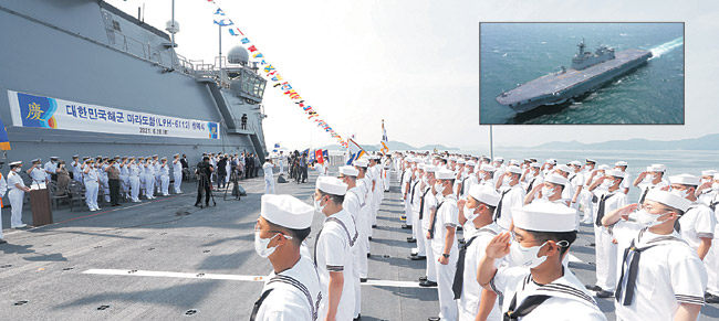28일 오전 경남 창원시 진해 군항에 정박한 해군 대형수송함인 마라도함 비행갑판에서 해군 장병들이 도열한 가운데 취역식이 벌어지고 있다. 작은 사진은 마라도함 모습. 연합뉴스