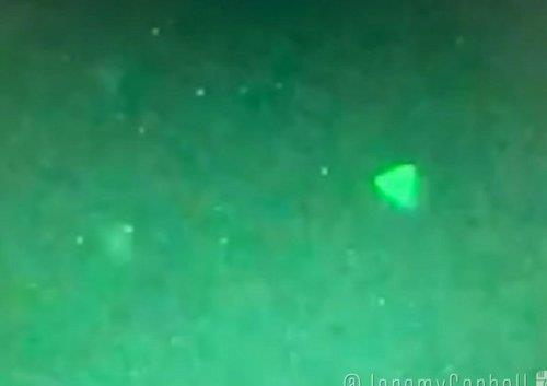 (서울=연합뉴스) 미국 해군 함정에서 피라미드 모양의 미확인비행물체(UFO)가 촬영된 영상이 발견돼 미 국방부가 이를 공식 확인했다고 16일 폭스뉴스 등이 보도했다. 사진은 영상을 처음 확보했던 영화제작자 제레미 코벨이 공개한 UFO 장면. 이 영상은 미 해군이 촬영했다. 2021.4.16 [영화제작자 제레미 코벨 유튜브 캡처. 재판매 및 DB 금지]