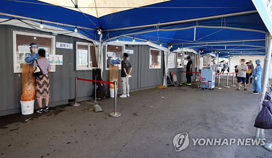 (서울=연합뉴스)  27일 서울역 광장에 마련된 신종 코로나바이러스 감염증(코로나19) 임시 선별검사소에서 의료진이 검체를 채취하고 있다. 2021.6.27