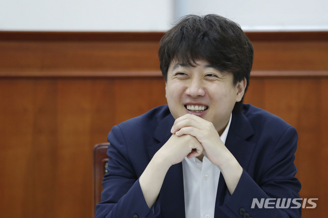 [서울=뉴시스]이준석 국민의힘 대표가 27일 서울 여의도 국회 대표실에서 뉴시스와 인터뷰를 하고 있다. 2021.06.28.