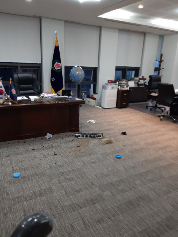 광복회 개혁모임이 28일 오전 서울 여의도 광복회장 사무실에 오물을 끼얹은 모습. 광복회는 법적 대응 조치를 강구하는 것으로 알려졌다. 광복회 개혁모임 제공