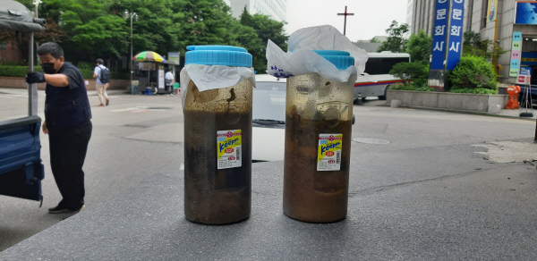 광복회 개혁모임이 28일 오전 서울 여의도 김원웅 광복회장 사무실을 방문해 사퇴를 요구하며 오물을 끼얹는 사건이 발생했다. 광복회 개혁모임 제공