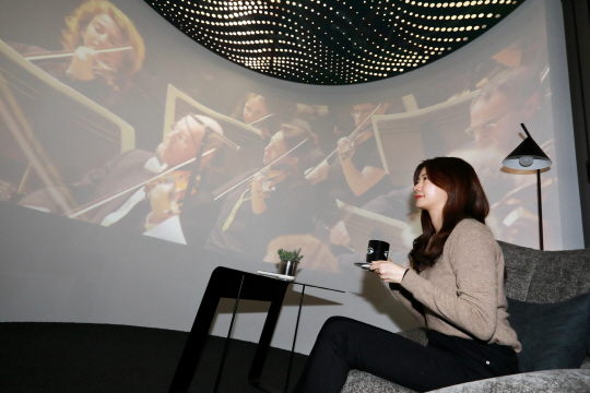 삼성물산 건설부문은 ‘래미안’ 브랜드를 바탕으로 주거시설 명품화를 통한 한국 주거문화 진화를 선도하고 있다. 삼성물산 관계자가 서울 송파구 문정동 래미안갤러리에 꾸며진 ‘래미안 RAI(Raemian Artificial Intelligence) 라이프관’ 홈오피스에서 음악 감상을 하고 있다.  삼성물산 제공