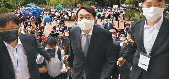 윤석열(가운데) 전 검찰총장이 29일 오전 내년 대통령 선거 공식 출마 선언을 위해 서울 서초구 양재동 매헌 윤봉길의사기념관으로 들어서고 있다.   신창섭 기자