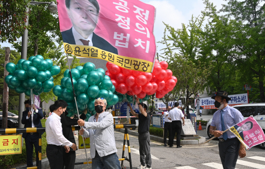 윤석열 전 검찰총장 지지자들이 29일 오전 서울 서초구 양재동 매헌 윤봉길 의사 기념관 앞에서 깃발과 현수막 등을 이용해 윤 전 총장 대권 선언 지지 응원전을 벌이고 있다.