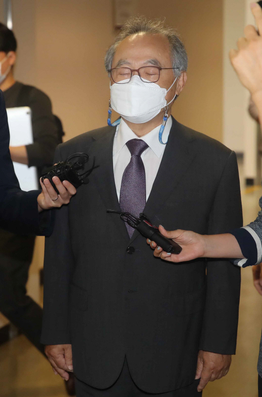 오거돈 전 부산시장이 29일 오전 부산지법에서 열린 성추행 혐의 선고공판 출석직전 심경을 묻는 기자들의 질문에 눈을 지그시 감고 있다.  연합뉴스
