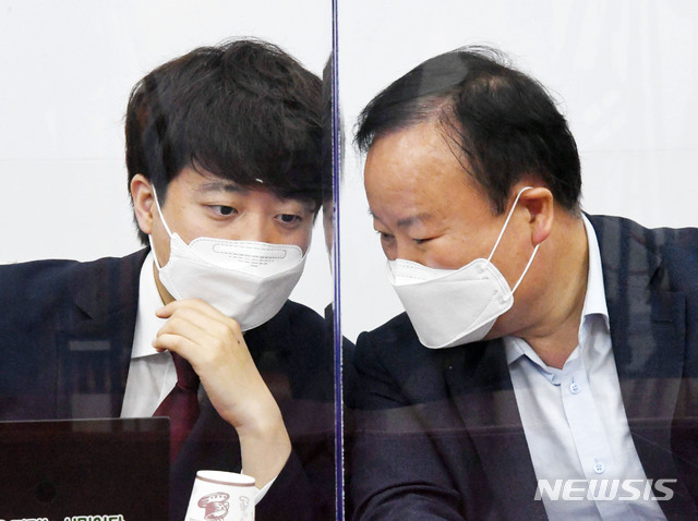 [서울=뉴시스]국민의힘 이준석 대표, 김재원 최고위원이 28일 서울 여의도 국회에서 열린 최고위원회의에서 대화하고 있다. (공동취재사진) 2021.06.28.