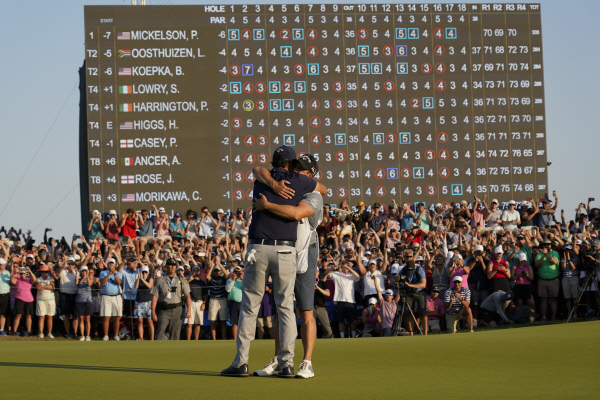 PGA투어는 미국 내 높은 백신 접종률과 코로나19 상황 완화에 따라 다음 달 2일 개막하는 로켓 모기지 클래식부터 대회에 참가하는 선수들의 코로나19 검사를 하지 않기로 했다. 사진은 대부분 마스크를 착용하지 않은 갤러리 사이에서 PGA 챔피언십의 우승을 만끽하는 필 미켈슨.  AP뉴시스
