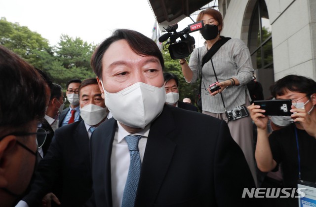 [서울=뉴시스]윤석열 전 검찰총장이 29일 오후 서울 서초구 매헌 윤봉길 의사 기념관에서 대선출마선언을 하기 위해 입장하고 있다. 2021.06.29.