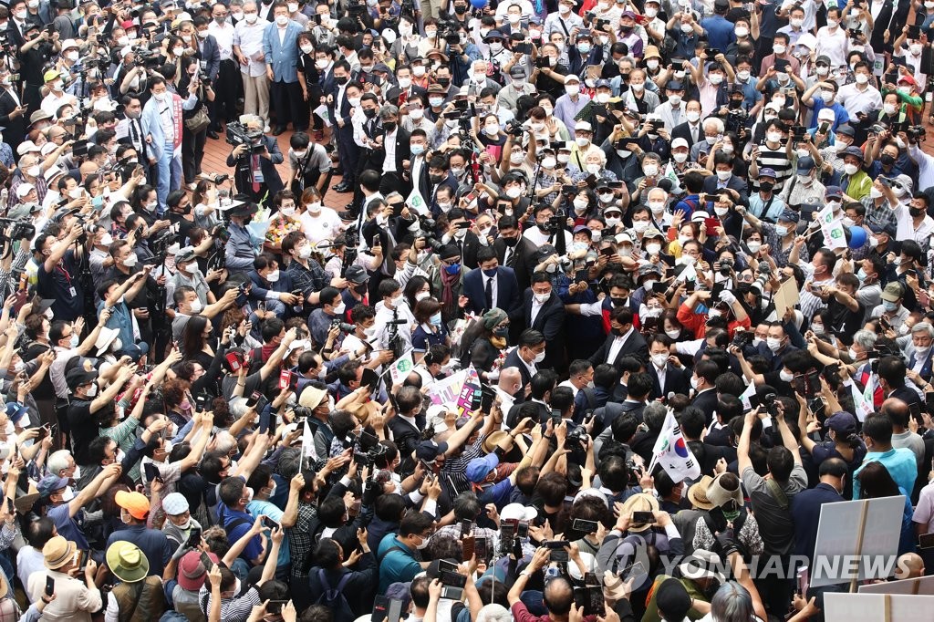 (서울=연합뉴스) 윤석열 전 검찰총장이 29일 서울 서초구 매헌 윤봉길 의사 기념관에서 대선 출마 기자회견을 마친 뒤 지자자들의 환호를 받으며 이동하고 있다. 2021.6.29 [국회사진기자단]