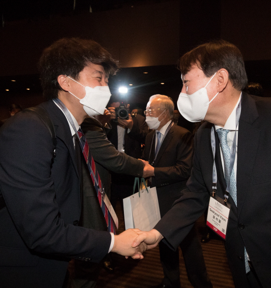 윤석열(오른쪽) 전 검찰총장과 이준석 국민의힘 대표가 30일 오전 서울 중구 신라호텔에서 열린 조선일보 주최 아시안리더십콘퍼런스에서 만나 웃으며 인사하고 있다. 국회사진기자단