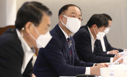 홍남기(왼쪽 두 번째) 부총리 겸 기획재정부 장관이 30일 오전 정부서울청사에서 열린 제25차 부동산 시장 점검 관계장관회의에서 모두발언을 하고 있다. 김호웅 기자