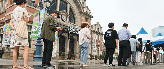 서울 지역 신종 코로나바이러스 감염증(코로나19) 확진자가 368명 발생해 올 들어 최대 규모를 보인 30일 오전, 시민들이 서울 중구 봉래동 서울역 광장에 마련된 선별진료소에서 진단 검사를 받기 위해 줄을 서서 차례를 기다리고 있다. 신창섭 기자