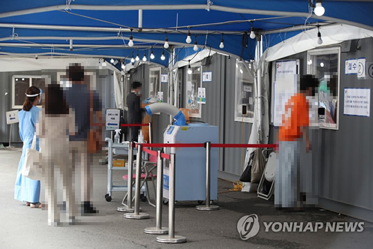 (서울=연합뉴스)  29일 오후 서울 중구 서울역 광장에 마련된 신종 코로나바이러스 감염증(코로나19) 임시 선별검사소에서 시민들이 검사 순서를 기다리고 있다. 2021.6.29