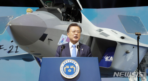 문재인 대통령이 지난 4월 9일 경남 사천시 한국항공우주산업(KAI) 고정익동에서 열린 한국형전투기 보라매(KF-21) 시제기 출고식에서 기념연설을 하는 모습. 뉴시스