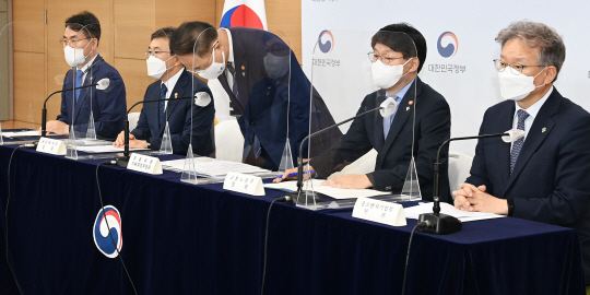 홍남기 부총리 겸 기획재정부 장관이 지난달 29일 정부서울청사에서 열린 ‘2021년 제 2회 추가경정예산안’ 브리핑을 시작하기 전 인사하기 위해 일어서고 있다. 오른쪽부터 권칠승 중소벤처기업부 장관, 안경덕 고용노동부 장관, 홍 부총리, 권덕철 보건복지부 장관, 이재영 행정안전부 차관.