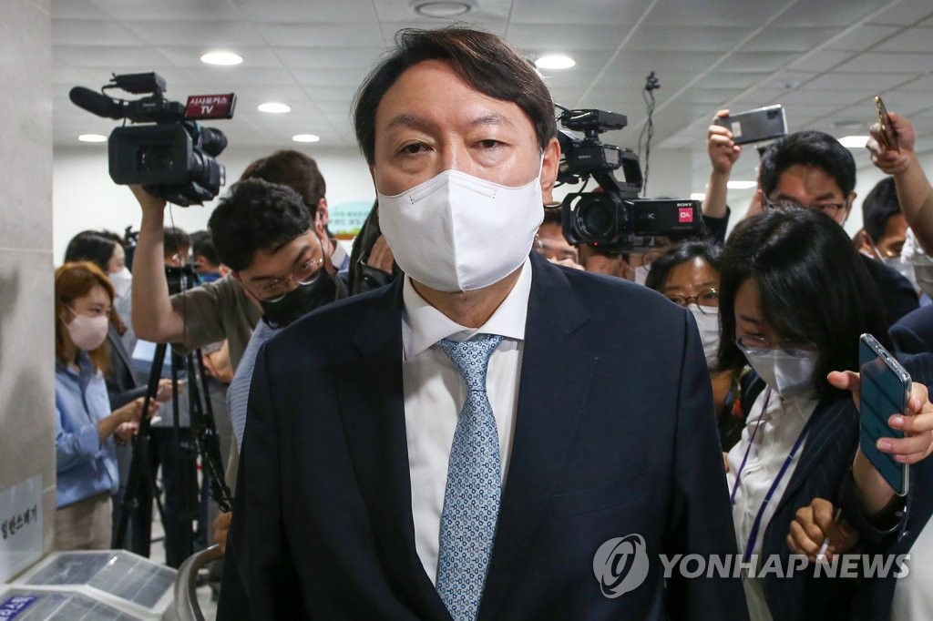(서울=연합뉴스) 전날 대선출마 선언을 한 윤석열 전 검찰총장이 지난달 30일 오전 서울 여의도 국회 소통관 기자실을 찾아 기자들과 인사를 한 뒤 질문을 받고 있는 모습.