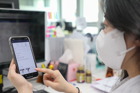 현대백화점의 한 직원이 간편보고시스템을 이용해 업무를 보고 있다. 현대백화점은 지난 4월부터 비대면으로 간편하게 결재하는 간편 보고 시스템을 도입했다. 실용적인 것을 추구하는 MZ세대의 특성을 반영해 보고서 양식을 채우는 데 소비하는 시간을 줄이는 대신 업무 본연에 집중할 수 있도록 한 것이다.