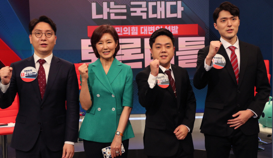 국민의힘 대변인 선발을 위한 토론 배틀 4강진출자들이 파이팅을 외치고 있다. 왼쪽 부터 신인규, 김연주, 임승호, 양준우씨. 연합뉴스