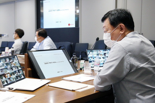 신동빈(오른쪽) 롯데그룹 회장이 지난해 7월 14일 서울 잠실 롯데월드타워에서 2020년 하반기 사장단 회의인 ‘VCM(Value Creation Meeting)’을 주재하고 있다.  롯데지주 제공