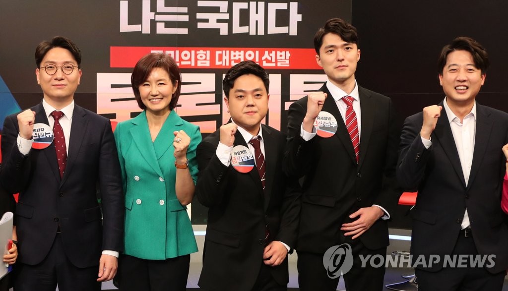 (서울=연합뉴스) 30일 서울 중구 TV조선 스튜디오에서 열린 국민의힘 대변인 선발을 위한 토론 배틀 ‘나는 국대다(국민의힘 대변인이다)’에서 4강전에 진출한 신인규(왼쪽부터), 김연주, 임승호, 양준우 씨가 이준석 대표와 함께 기념촬영을 하고 있다. 2021.6.30 [국회사진기자단]