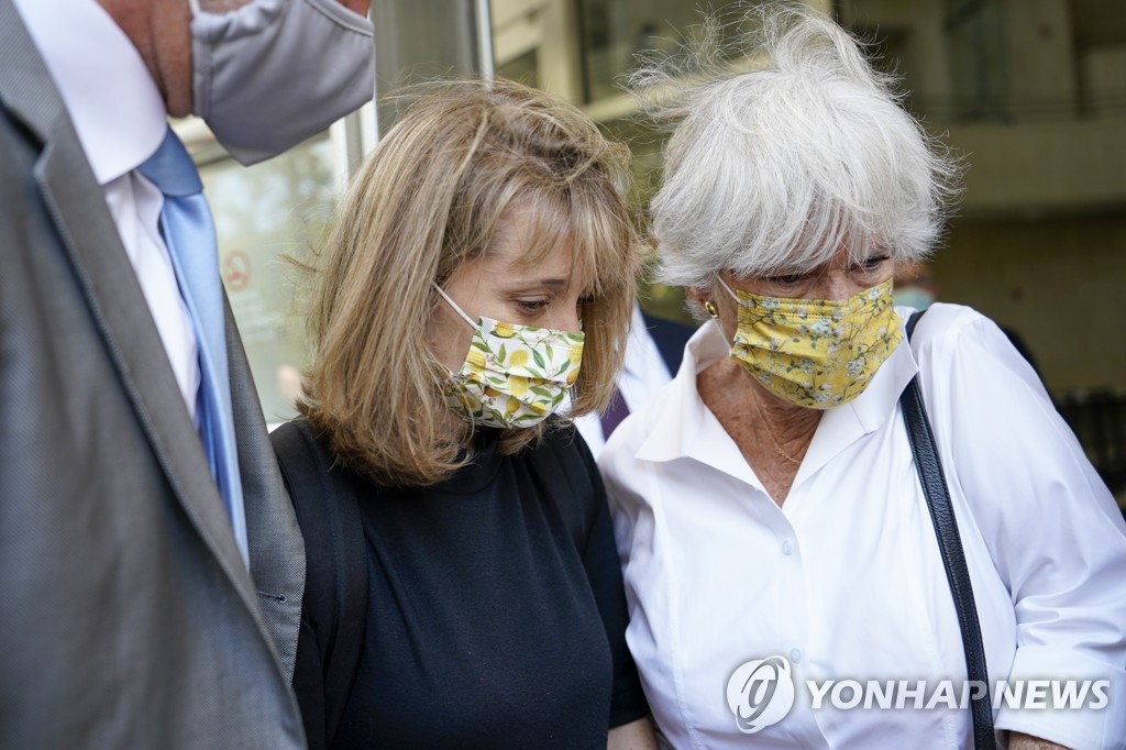 징역 3년을 선고받은 뒤 모친과 함께 법원을 빠져나가는 앨리슨 맥[AP=연합뉴스]