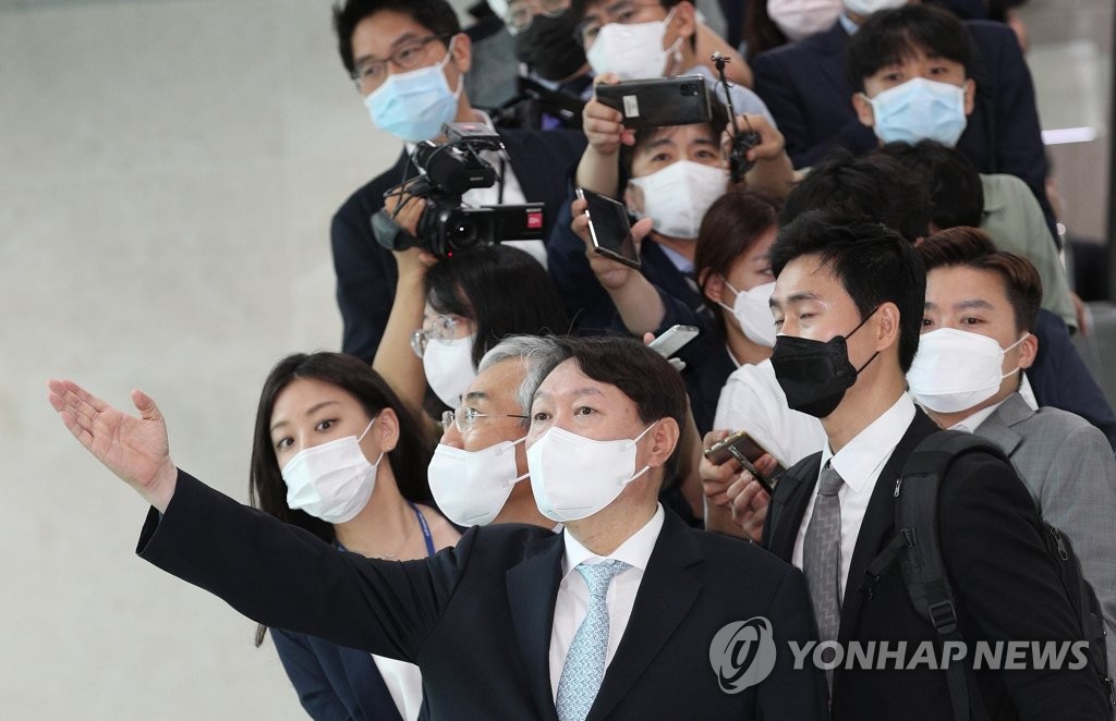 (서울=연합뉴스) 대권주자인 윤석열 전 검찰총장이 30일 서울 여의도 국회 소통관을 방문, 출입기자 등과 인사를 마친 뒤 돌아가고 있다. 2021.6.30