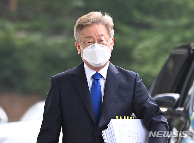 [수원=뉴시스] 대선 출마선언을 하루 앞둔 이재명 경기도지사가 지난달 30일 오전 경기도 수원시 팔달구 경기도청으로 출근하고 있다. 1일 출마선언에서는 ‘대한민국 대전환, 이재명은 합니다’를 슬로건으로 내세울 전망이다. 2021.06.30.