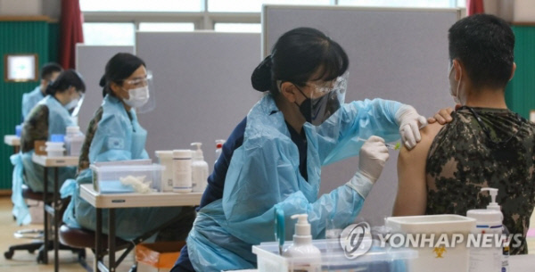 지난달 24일 경기 고양시 육군 9사단 본부에서 군 장병들이 코로나19 백신을 접종하고 있다. 국회사진기자단