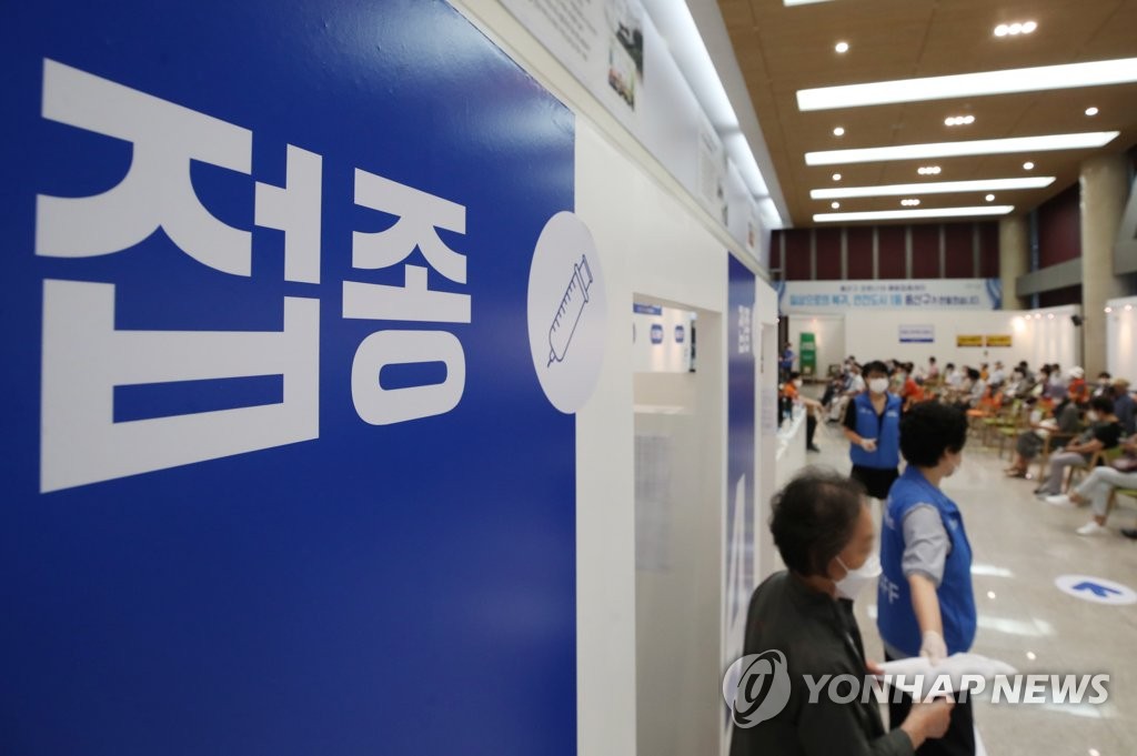 접종실 나서는 시민[연합뉴스 자료 사진]