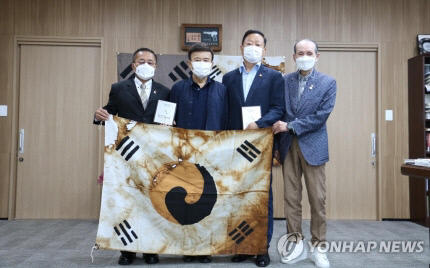 김원웅 광복회장이 경기 양주 백석고 학생 대상 “소련군은 해방군, 미군은 점령군” 영상메시지 강연을 한뒤 지난달 30일 서울 여의도 광복회관에서 양주백석고 김미나 교수를 대신해 최재국 광복회 경기북부연합지회장과 브레이크뉴스 김충열기자에게 역사정의실천인상을 수여하고 있다. 광복회 제공