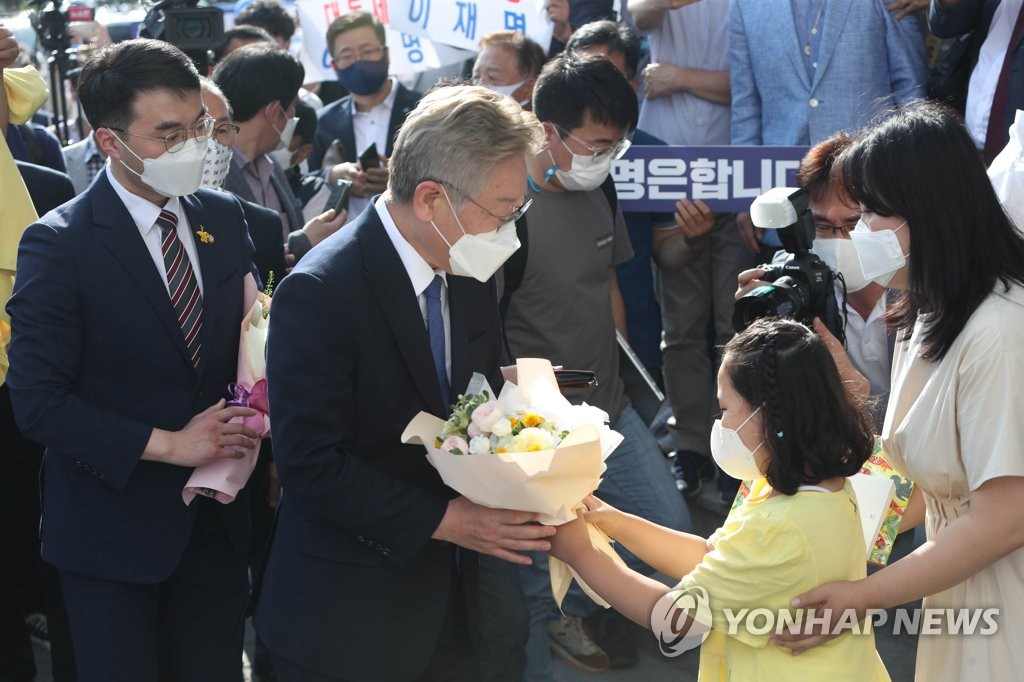 (안동=연합뉴스) 김현태 기자 = 대선 출마를 공식 선언한 이재명 경기지사가 1일 오후 경북 안동시 경북유교 문화회관을 방문한 자리에서 지역 지지자들로부터 환영받고 있다. 2021.7.1