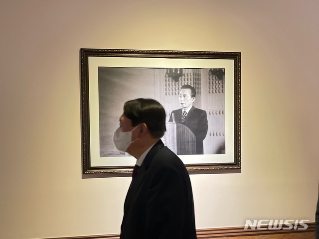 [서울=뉴시스]윤석열 전 검찰총장이 2일 서울 마포구 고(故) 박정희 전 대통령 기념재단을 찾았다. (출처=윤석열 전 총장 캠프) 2021.07.02