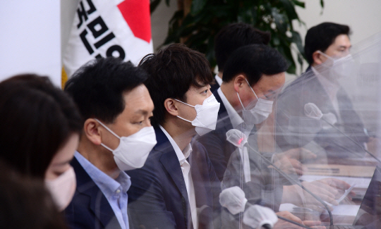 이준석(왼쪽 세 번째) 국민의힘 대표가 5일 오전 국회에서 열린 최고위원회의에서 모두 발언을 하고 있다. 국회사진기자단