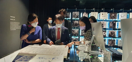 이광형(가운데) KAIST 총장이 윤송이(오른쪽) 엔씨소프트 사장, 선승혜 대전시립미술관장과 함께 ‘게임과 예술’전을 찾아 대화를 나누고 있다. 대전시립미술관 제공