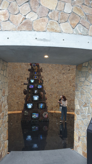 백남준 홀의 작품을 관객이 살펴보고 있다.