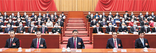 시진핑(앞줄 가운데) 국가주석을 비롯한 중국 공산당 지도부가 지난 3월 11일 베이징 인민대회당에서 열린 전국인민대표대회에서 안건을 심의하고 있다. 다중르바오 캡처