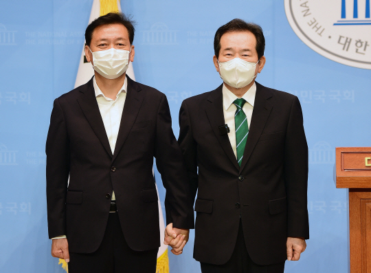 정세균(오른쪽) 전 국무총리와 이광재 의원이 5일 오전 정 전 총리로 후보 단일화를 한 뒤 손을 잡고 포즈를 취하고 있다. 국회사진기자단
