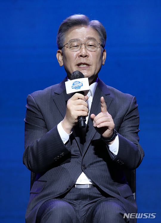 [청주=뉴시스]4일 충북 청주 서원구 CJB컨벤션센터에서 열린 더불어민주당 대선 예비경선 국민면접에서 이재명 예비후보가 면접관 질문에 답변하고 있다. 2021.07.04.