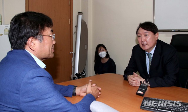 [서울=뉴시스]국회사진기자단 = 야권 유력 대권주자인 윤석열 전 검찰총장이 5일 서울 관악구 서울대학교 공과대학에서 주한규 원자핵공학과 교수와 면담하고 있다. 2021.07.05.